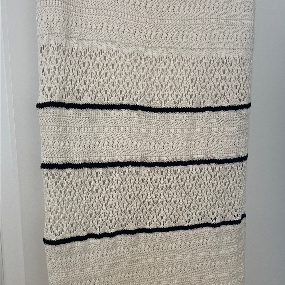 EUC! Abercrombie & Fitch Cream and Navy Midi Sweater Skirt, Size Medium - Picture 5 of 6
